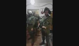 #شاهد جنود الاحتلال يسطون على منازل المواطنين من بينهم منزل خليل عوض خلال اقتحام قرية بدرس غرب رام الله.