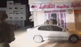 قوات الاحتلال تغلق 3 مطابع في الخليل بحجة أنها تتعامل مع الكتلة الاسلامية الذراع الطلابي لحركة حماس