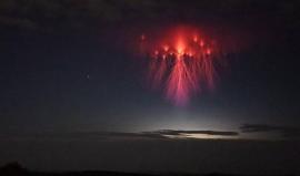 مصور يرصد -قناديل البحر- الحمراء في السماء أثناء عاصفة