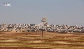 #شاهد لحظة استهداف الطيران المروحي بالبراميل المتفجرة مدينة كفرحمرة بريف حلب الشمالي
تصوير: سامي الرج
#كلنا_حلب
#WeAreAleppo