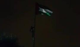 #شاهد 
شباب ضد الاستيطان يرفعون علم فلسطين في منطقة تل الرميدة التي يحاول المستوطنين تهويدها بحماية قوات الاحتلال وسط مدينة #الخليل