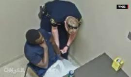 #شاهد ..ماذا فعل مجرم يخضع للاستجواب عندما اقترب منه شرطي داخل السجن!