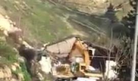 قوات الاحتلال تهدم عدد من "البركسات" في قرية العيساوية شرقي القدس المحتلة.