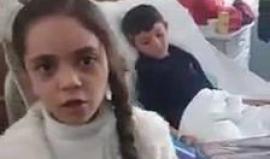 "أيقونة" حلب تزور فتى "شيلني بابا" مع رسالة للعالم 

زارت ما تعرف بأيقونة "حلب" الطفلة بانا العابد الطفل عبد الباسط السطوف في المستشفى الذي يعالج فيه في تركيا.

وكان الطفل عبد الباسط فقد قدميه إثر قصف روسي استهدف عائلته أدى لمقتل والدته وإصابة أشقائه.

وق