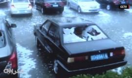 عاصفة بَرَد شمال الصين تكسر زجاج السيارات!