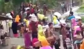 نزوح المئات من مسلمي #الروهنغيا من قراهم التي قصفها وأحرقها #ارهاب_بورما في أراكان.