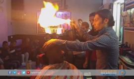 #شاهد | كيّ الشعر بالنار .. واحدة من طرق فن قص وتصفيف الشعر في #غزة