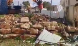 #فيديو جرافات الاحتلال تهدم منزلًا فلسطينيًا قيد الإنشاء في مدينة يافا بحجة عدم الحصول على ترخيص