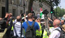 متظاهرون يقتربون من مقر اجتماع نتنياهو مع رئيسة الحكومة البريطانية الان ويهتفون ضد نتنياهو ويصفونه بالقاتل ومجرم الحرب