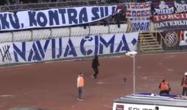 #شاهد 
مشجع كرواتي يقتحم الملعب ويطارد الحكم بآلة حادة