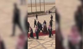 #شاهد الملك سلمان يستقبل الرئيس الأمريكي #دونالد_ترمب لدى وصوله العاصمة الرياض في مستهل زيارته للمملكة السعودية