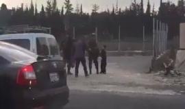 #شاهد | لحظة اعتقال قوات الاحتلال طفل على مدخل مخيم العروب شمال الخليل.