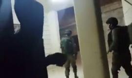 #شاهد
قوات الاحتلال تقتحم منزل المواطن عارف جابر قرب المسجد الإبراهيمي في الخليل وتعتقل نجليه محمد وأمير