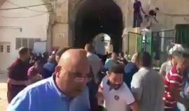 #شاهد  لحظة قمع قوات الاحتلال الخاصة للمصليين واقتحامهم باحات الاقصى