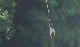 قفزة "جنونية" لممثل أمريكي شهير من أعلى شلالات فيكتوريا