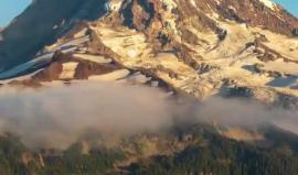 خلف سحب من الضباب الكثيف تظهر وتختفي قمة “جبل رينييه” أحد رموز الطبيعية الخلابة بولاية واشنطن الأميركية 

الفيديو: Alex Spaeth