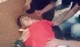 يودع نجله الذي ارتقى برصاص الاحتلال شرق غزة