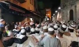 #شاهد : هكذا رقص المستوطنين المتطرفين في البلدة القديمة بالقدس المحتلة استفزازاً للفلسطينيين .