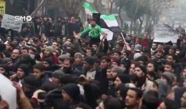 "عم تكتر عنا الغارات ويلا اتحدوا ياقادات" من مظاهرة بمدينة سقبا في الغوطة الشرقية.