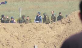 الكاميرات ترصد الجنرال الإسرائيلي يؤآف مردخاي بجانب جنود الاحتلال خلال الاعتداء على مسيرة العودة الكبرى على حدود #غزة أمس