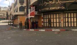 #شاهد من المواجهات بين الشبان وقوات الاحتلال في منطقة باب الزاوية بالخليل .