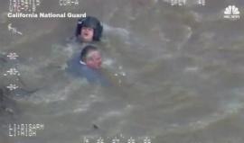 انقاذ رجل جرفته السيول مع سيارته في كاليفورنيا