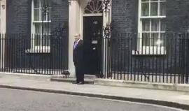 الإعلام العبري يتداول مقطع لرئيس الوزراء الصهيوني نتنياهو وهو ينتظر لوحده لفتح باب مقر رئيسة الوزراء البريطانية تيري ماي .