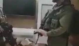 هذا ما يفعله جنود الاحتلال في بيوت الآمنين

#فيديو يظهر لحظة اقتحام قوات الاحتلال عدداً من المنازل في بلدة بدرس غرب رام الله فجر اليوم ومصادرة مبالغ مالية
