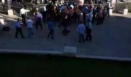 فيديو من مكان عملية الطعن التي أصيب فيها شرطيين اسرائيليين بجراح خطرة صباح اليوم كما أصيب منفذ العملية بجراح خطرة أيضا جراء إطلاق النار عليه