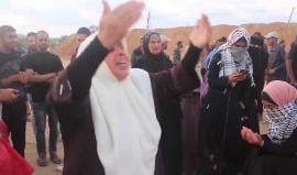 #شاهد دعاء إحدى النساء التي تُشارك في مسيرة العودة على حدود #غزة 

تصوير أحمد وشاح