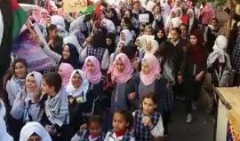 #شاهد مسيرة حاشدة لطلبة المدارس تجوب شوارع مخيم عين الحلوة في لبنان نصرة للقدس وتنديداً بقرار ترامب.
#القدس_عاصمة_فلسطين