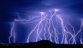 فاجعة.. عاصفة رعدية تقتل 97 شخصا في الهند!

صواعق البرق ضربت ولايتي "بيهار" و"أوتار براديش" في الهند خلال اليومين الماضيين، بحسب إدارة الكوارث الهندية