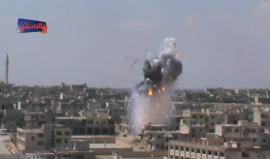 #شاهد| هكذا تسقط براميل الموت المتفجرة التي تحوي على مادة النابالم الحارقة بمدينة الرستن بريف #حمص الشمالي