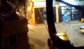 #شاهد تعرض جيب لقوات الاحتلال لالقاء زجاجة حارقة بعد اقتحام بلدة حزما شرق #القدس المحتلة قبل أيام.