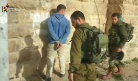 #فيديو جنود الاحتلال يعتقلون الشاب محمد نضال جابر أثناء توجه لعمله بالخليل