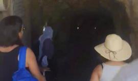 نقشتها أمواج البحر قبل آلاف السنين .. 

#شاهد جولة في الأنفاق الصخرية والكهوف المائية شمال فلسطين المحتلة اليوم.