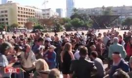 إسقاط تمثال نتنياهو الذهبي وسط تل أبيب بعد نصبه بساعات