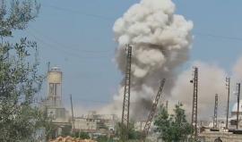 لحظة إلقاء طيران النظام السوري المروحي برميل متفجر على مدينة كفرزيتا بريف حماة قبل قليل