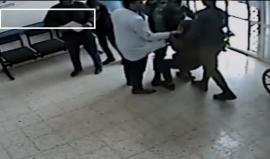 #فيديو لحظة اقتحام قوات الاحتلال مركز طوارئ الخليل التابع لمؤسسة لجان العمل الصحي قرب الحرم الإبراهيمي واعتقال طفل 13 عاماً من داخل المركز الصحي وإقتادته إلى جهة غير معلومة