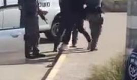 #شاهد وحدة من المستعربين تعتقل شاباً قرب حاجز قلنديا شمال القدس المحتلة