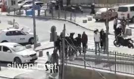 #شاهد قوات الاحتلال تعتقل شاب من منطقة باب الساهرة بمدينة القدس بعد الاعتداء عليه