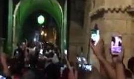 #شاهد لحظة خروج المصلين بعد صلاة العشاء من باب حطة أحد أبواب المسجد #الأقصى المبارك