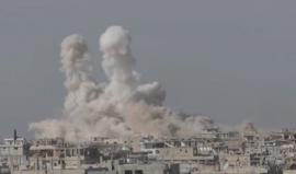 #شاهد| كيف تتساقط البراميل المتفجرة من طائرات الأسد على أحياء #درعا