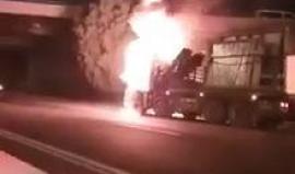 احتراق شاحنة قرب حاجز الزعيم شرق القدس