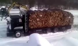 #شاهد سائق محترف في تفريغ حمولته !