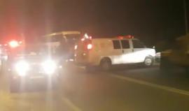 #شاهد من مكان حادث السير بين جيب لقوات الاحتلال وحافلة تقل طلاباً فلسطينيين قرب كريات أربع في الخليل مما أدى لانقلاب الجيب وإصابة ٤ جنود.