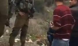 #فيديو قوات الاحتلال تعتقل طالب من كلية العروب في الخليل