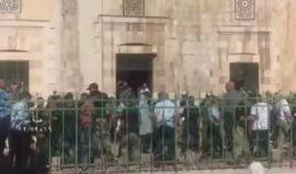 توتر في #المسجد الاقصى عقب اقتحام اعداد كبيرة من المستوطنين، وشرطة الاحتلال تحاول ابعاد الحراس خلال جولات الاقتحامات.