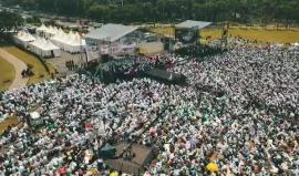 تظاهرة ضخمة في العاصمة الإندونيسية جاكرتا رفضاً لقرارنقل السفارة الأمريكية لمدينة القدس المحتلة ودعماً لـ #مسيرة_العودة_الكبرى