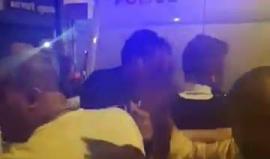 #شاهد
لحظة اعتقال الإرهابي الذي دهس المصلين بعد خروجهم من أحد المساجد في لندن وتسليمه للشرطة